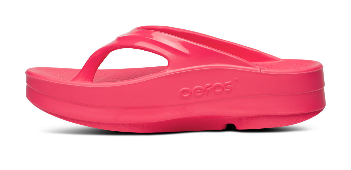 OOFOS Women's OOmega OOlala Thong - Neon Berry