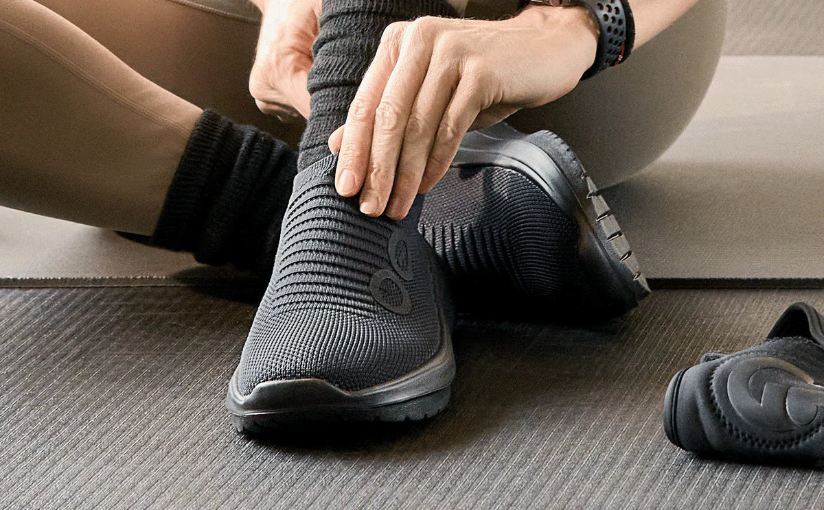 OOFOS Women's OOmy Zen - Black