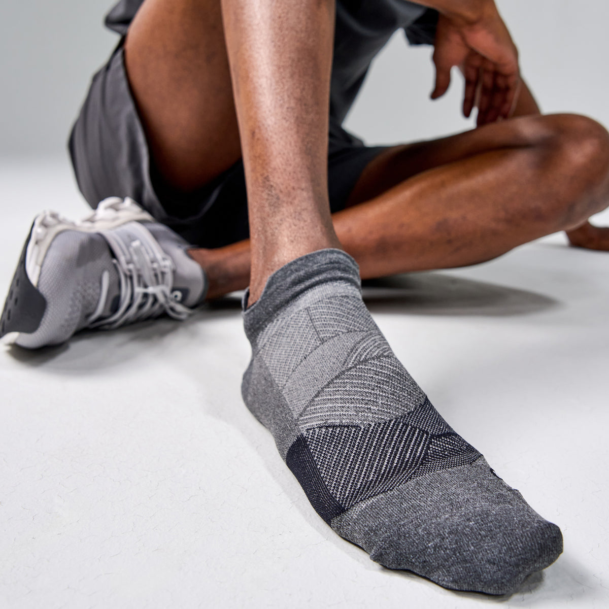 Feetures Elite Ultra Light Cushion Tab Socks