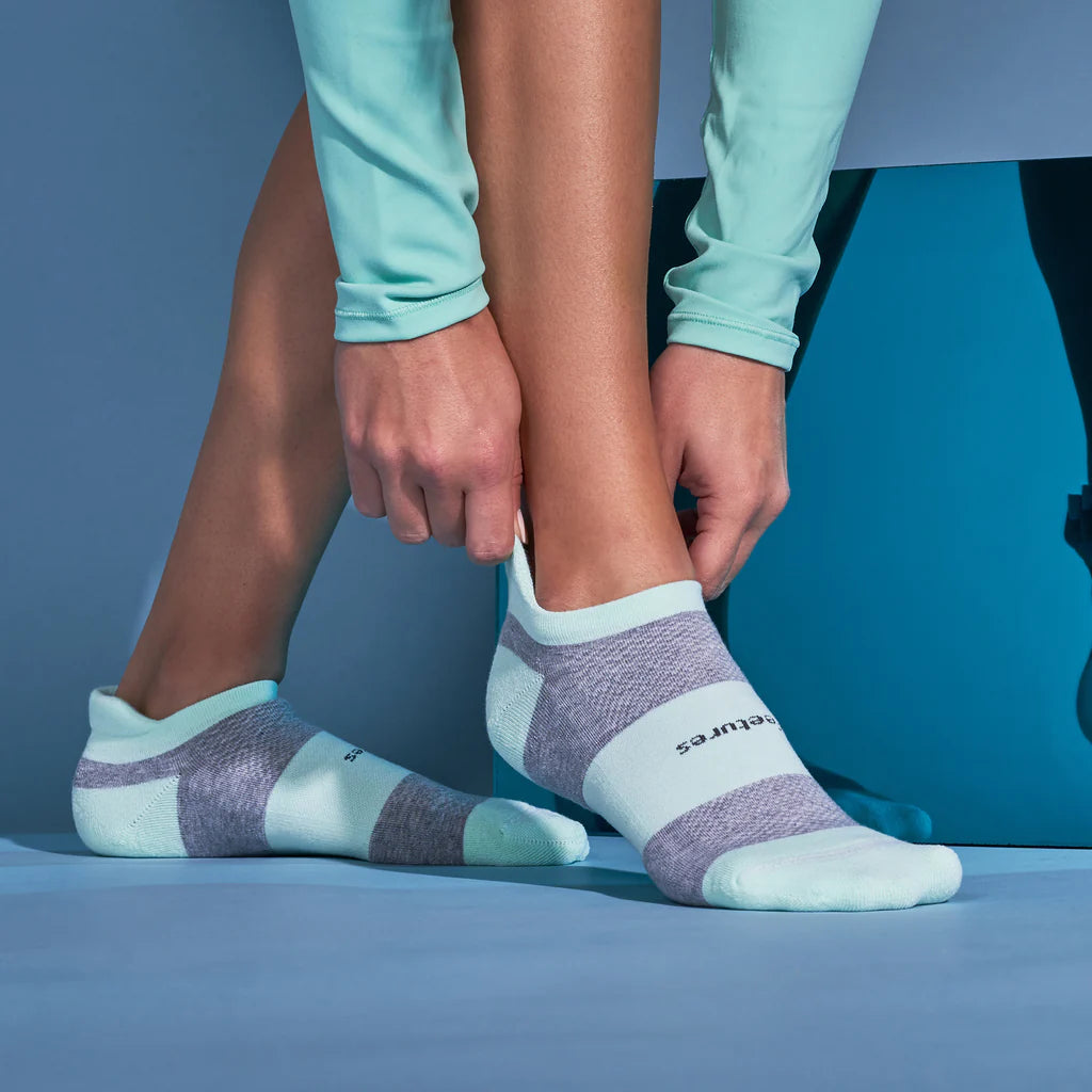 Feetures High Performance Max Cushion No-Show Tab Socks