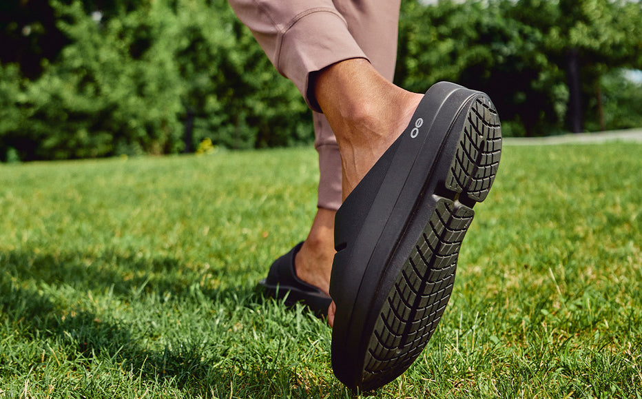 OOFOS Women's OOmega OOahh Slide - Black