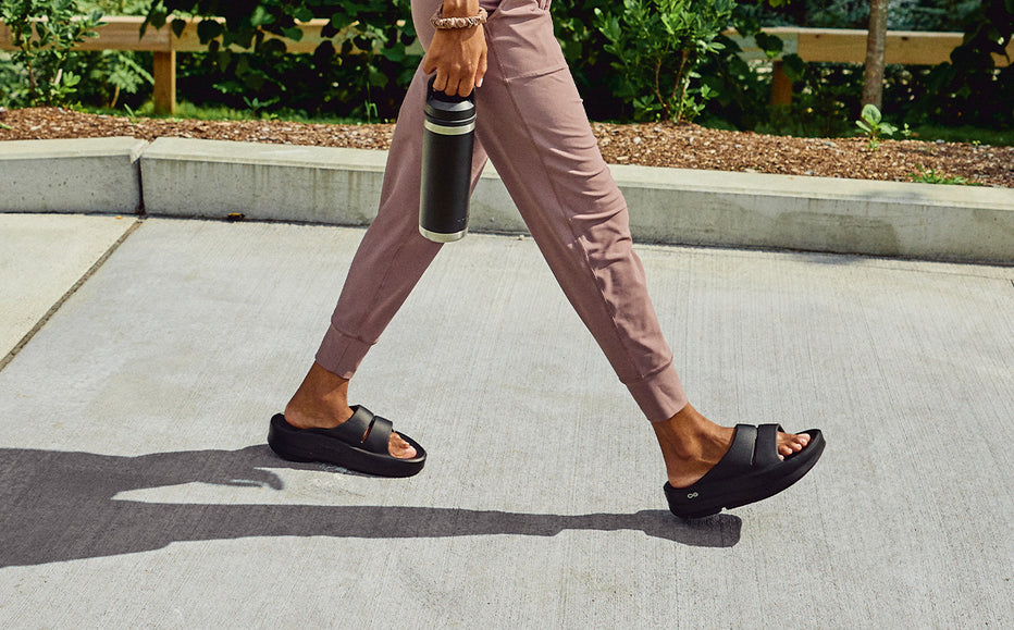 OOFOS Women's OOmega OOahh Slide - Black