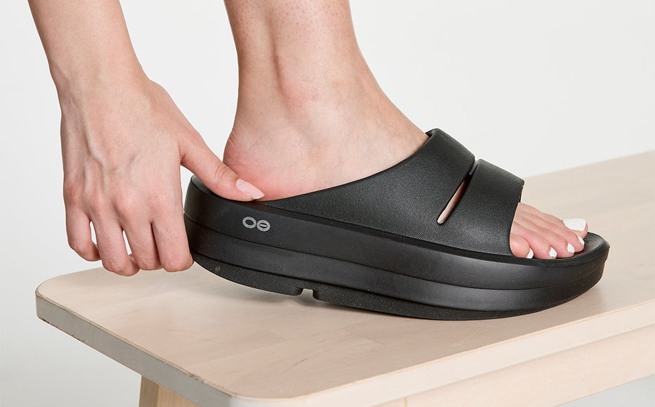 OOFOS Women's OOmega OOahh Slide - Black