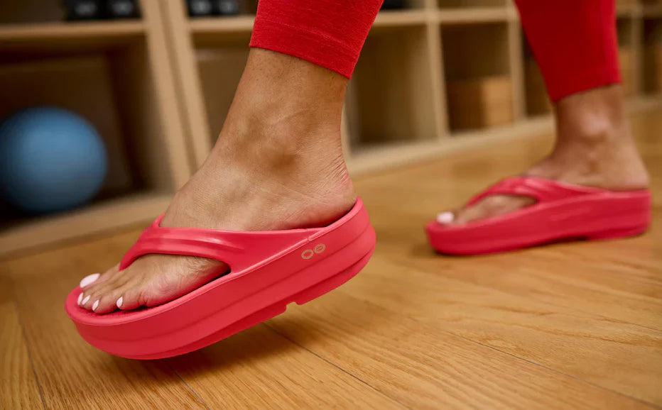 OOFOS Women's OOmega OOlala Thong - Neon Berry