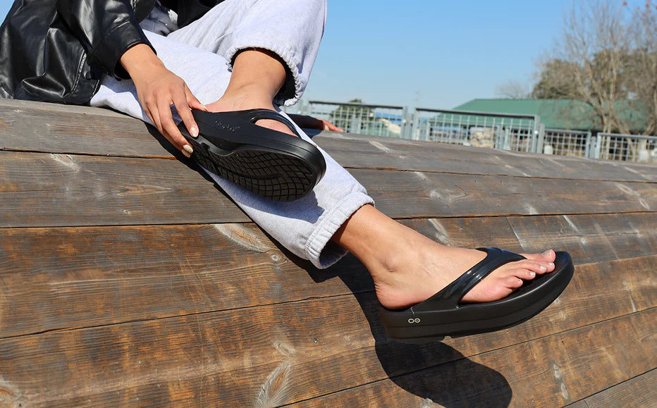 OOFOS OOmega OOlala Women's Thong - Black