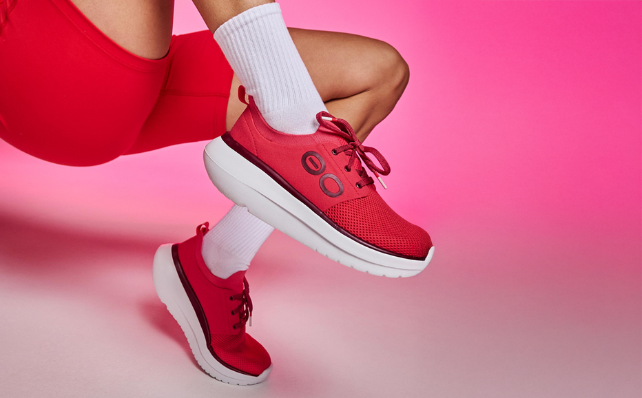 OOFOS Women's OOmy Stride Shoe - Neon Berry