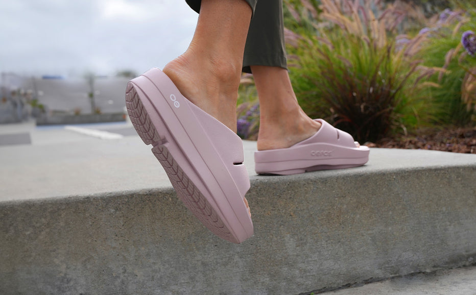 OOFOS Women's OOmega OOahh Slide - Stardust
