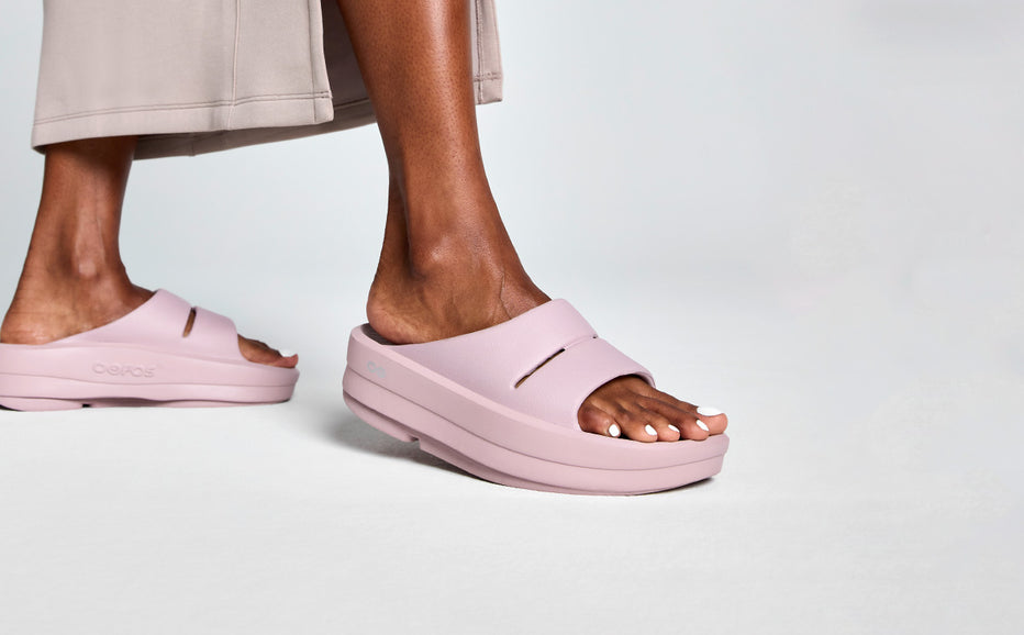 OOFOS Women's OOmega OOahh Slide - Stardust
