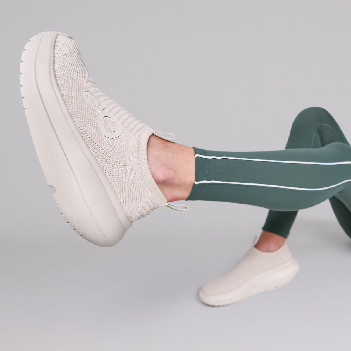 OOFOS Women's OOmy Zen - Chalk