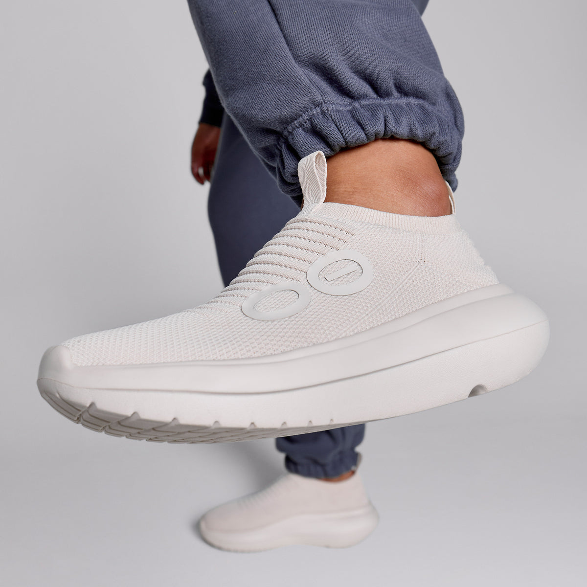 OOFOS Women's OOmy Zen - Chalk