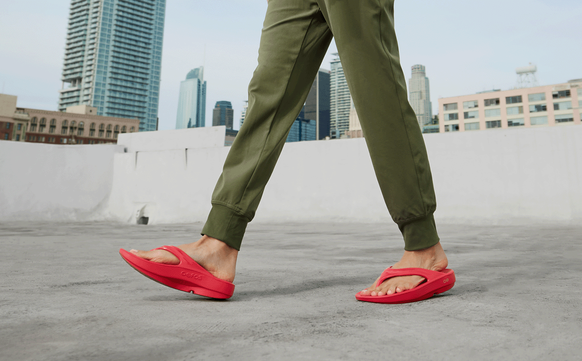 OOFOS Women's OOlala Thong - Neon Berry